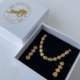 طقم آيانا من الفضة الاسترلينية داخل بوكس أبيض أنيق بشعار بيانا.