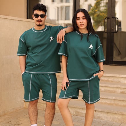 طقم تيشيرت أوفر سايز وشورت بلون أخضر داكن – تصميم كاجوال صيفي_image_0