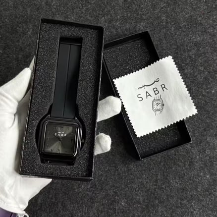ساعة SABR بأرقام عربية للرجال مصنوعة من خليط معدني 3ATM مقاومة للماء كوارتز بسوار من السيليكون وإبزيم مغناطيسي