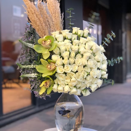 فازة ورود طبيعية مع السمك الطبيعي