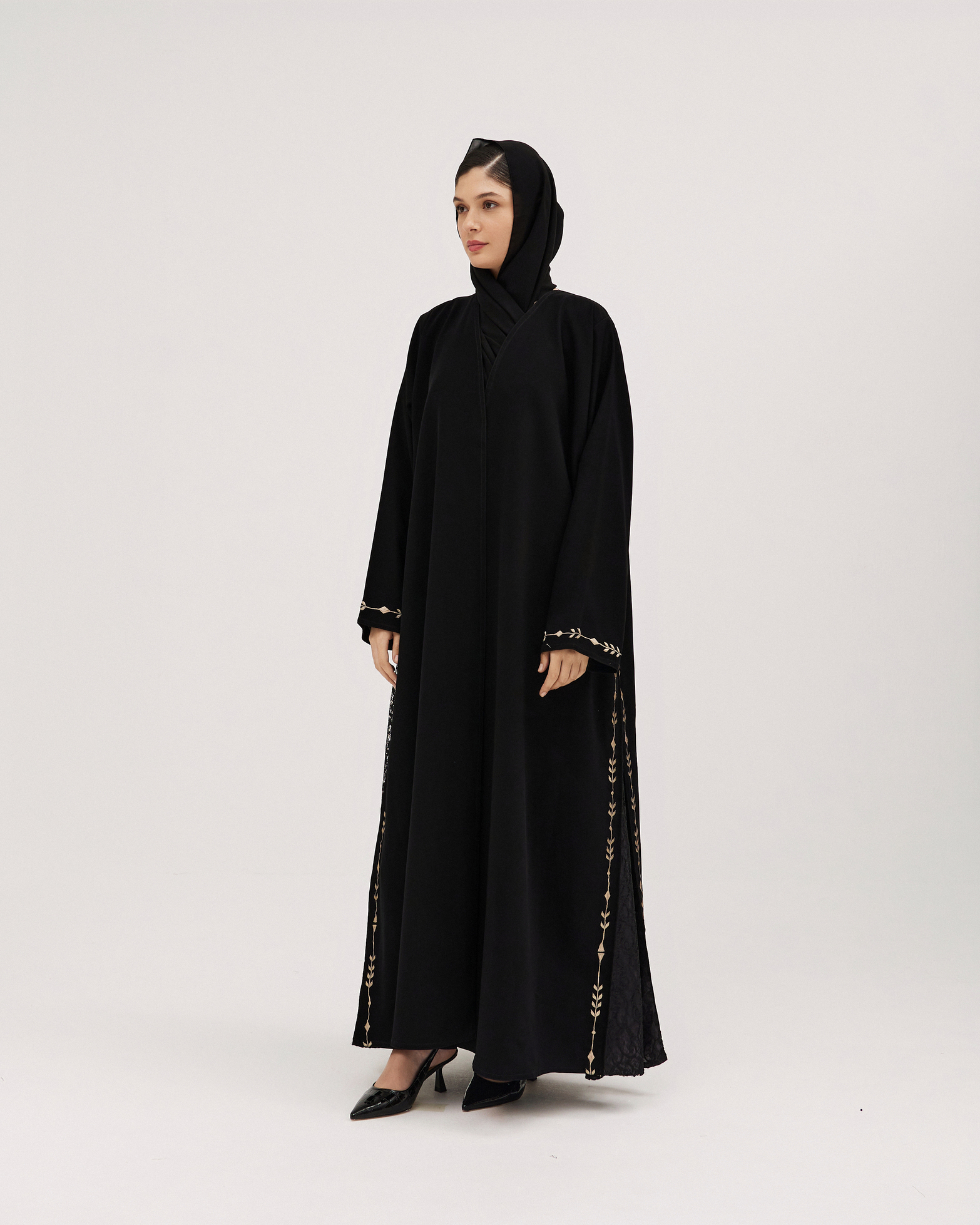 عباية فخمة مطرزة