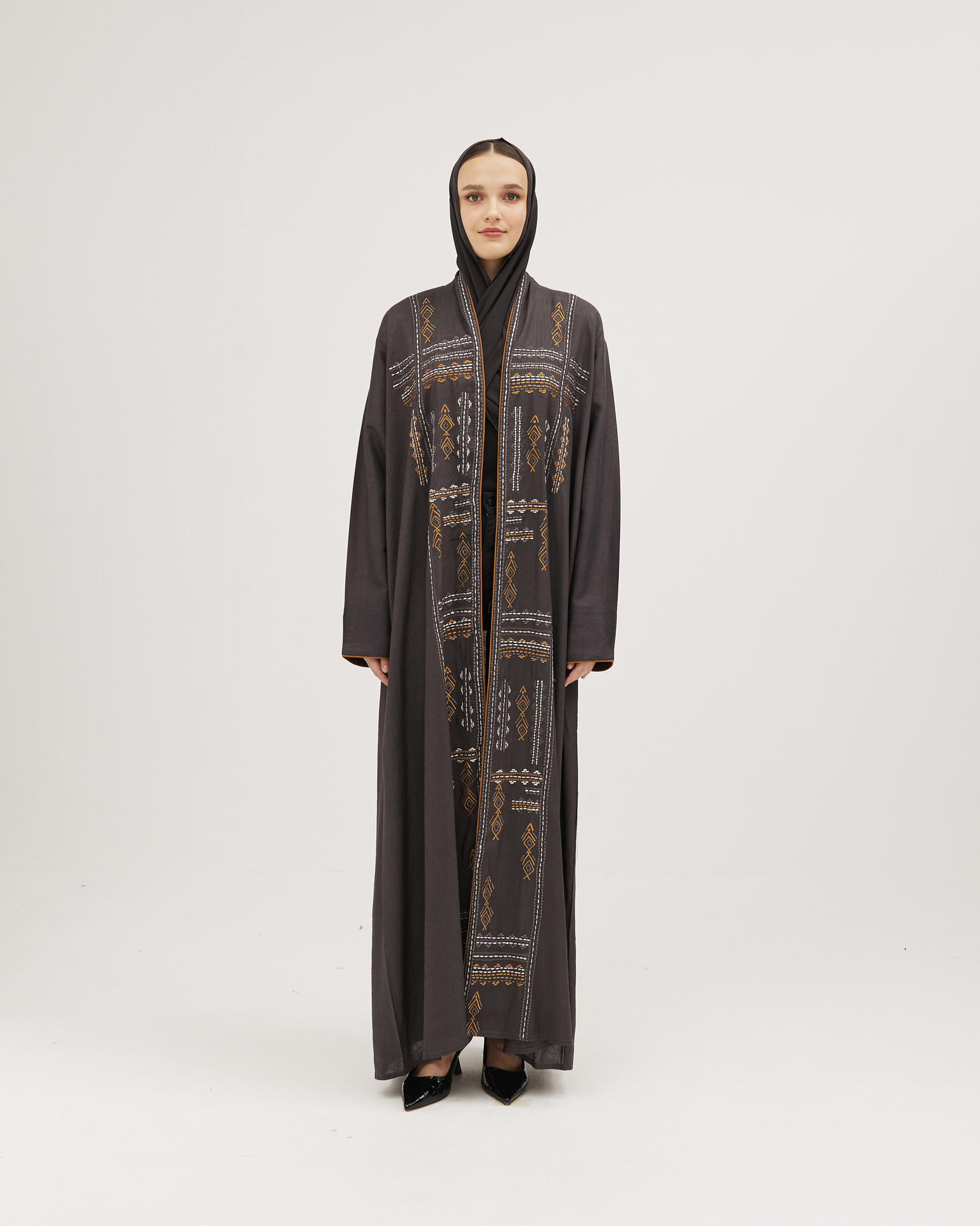 عبايات لينن مطرزة