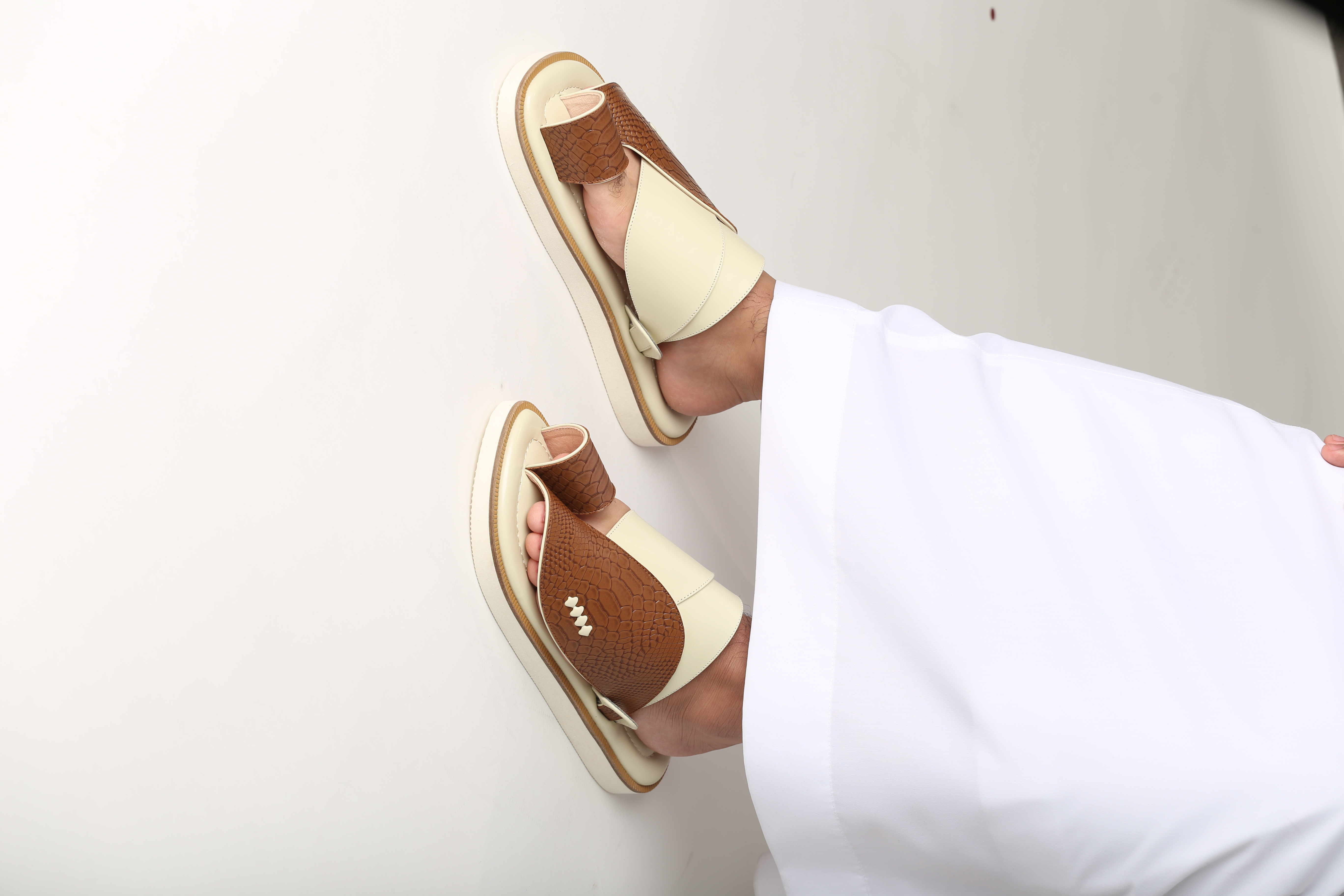 حذاء شرقي بنقش جلد ساق النعام بني