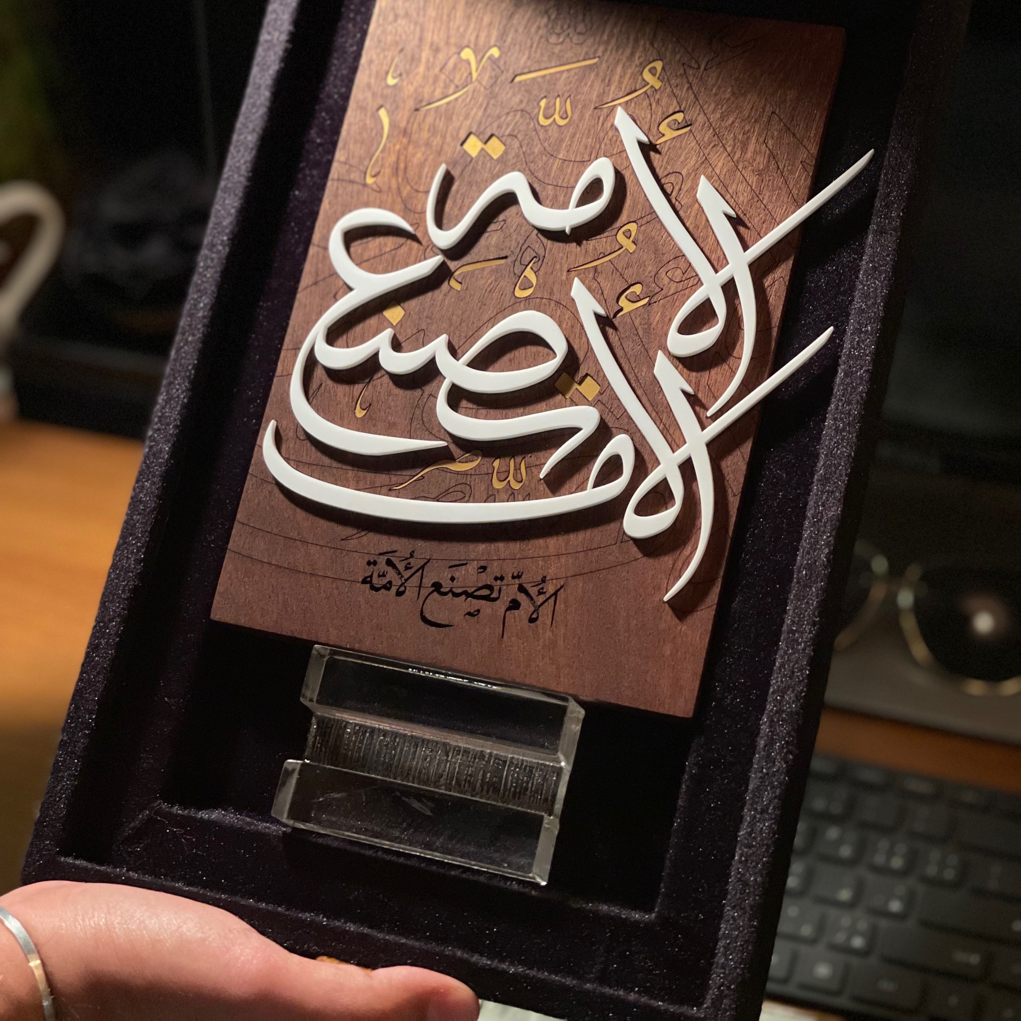 درع خشبي الأم تصنع الأمة