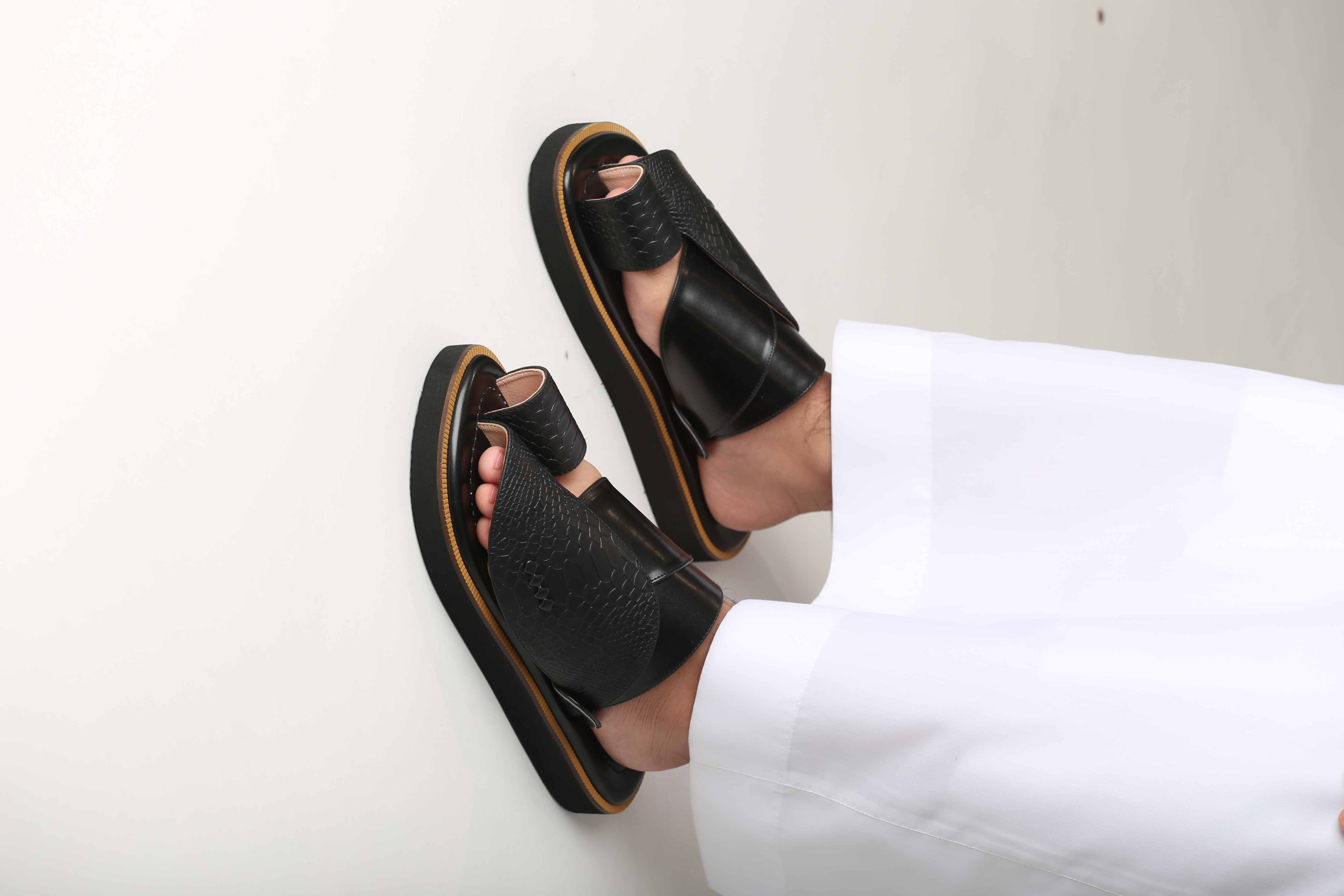 حذاء شرقي بنقش ساق النعام أسود