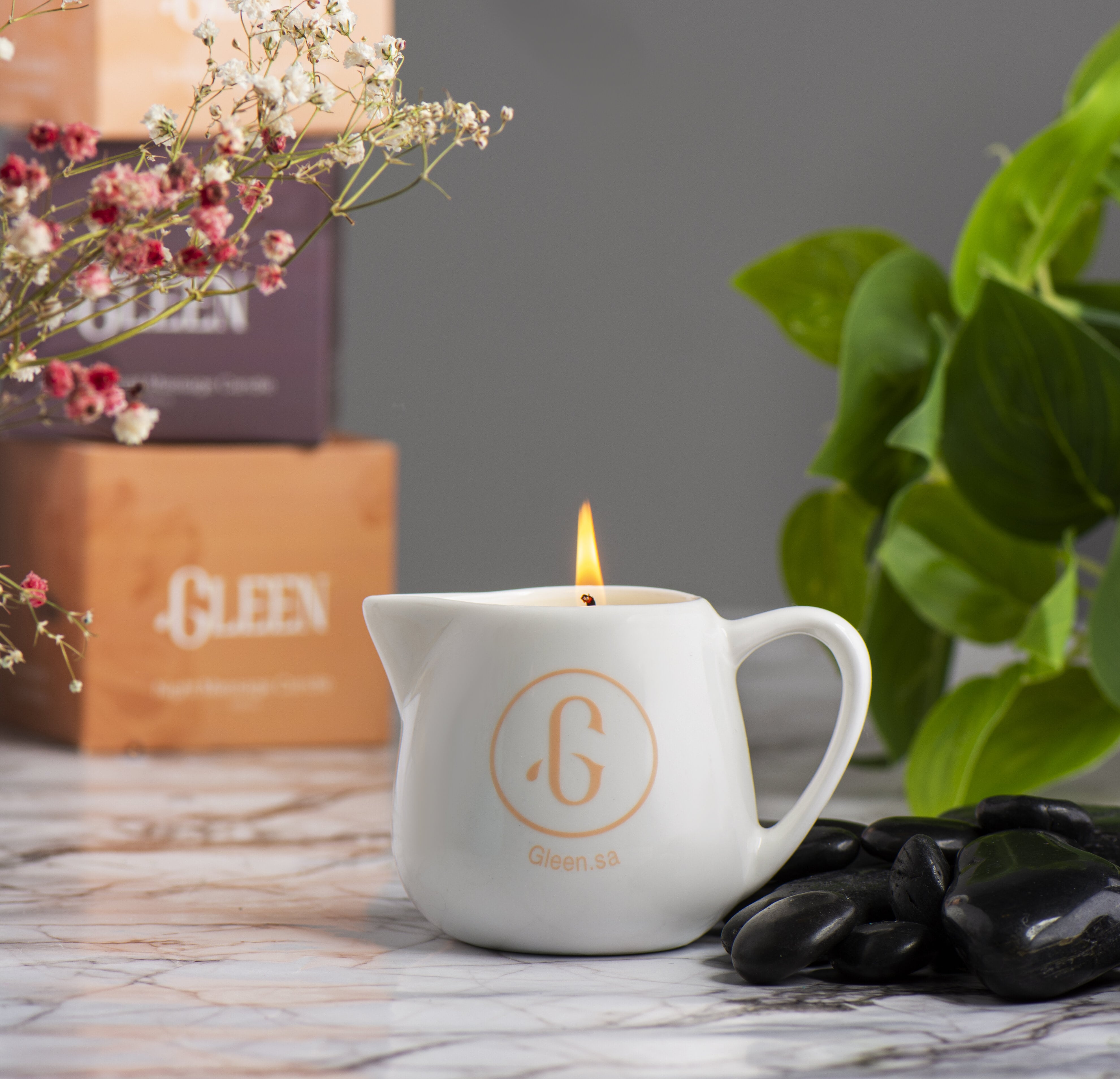 A massage with specific candle wax is a moment of pure pleasure.