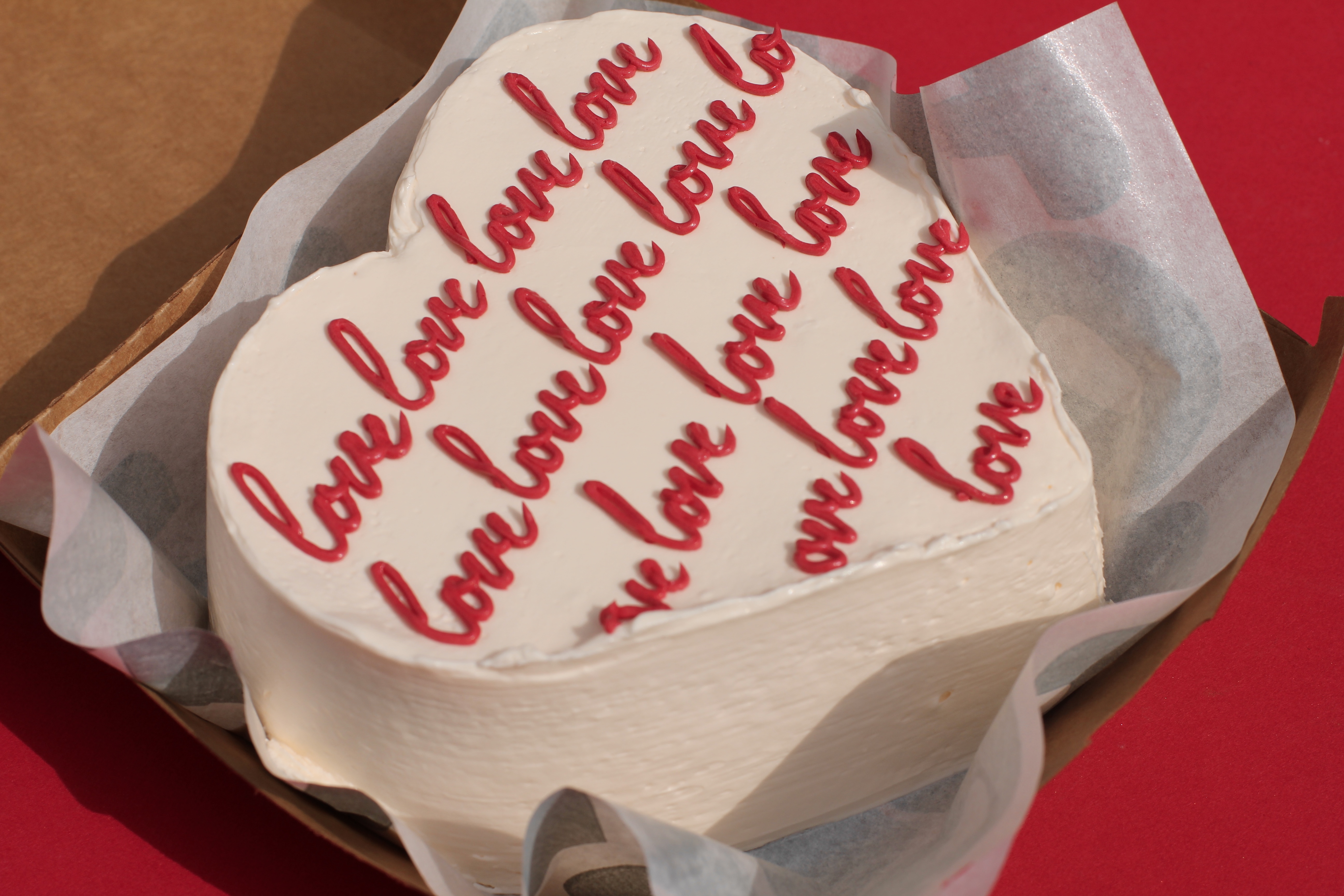 Mini cake Valentine's Day in the shape of a heart.