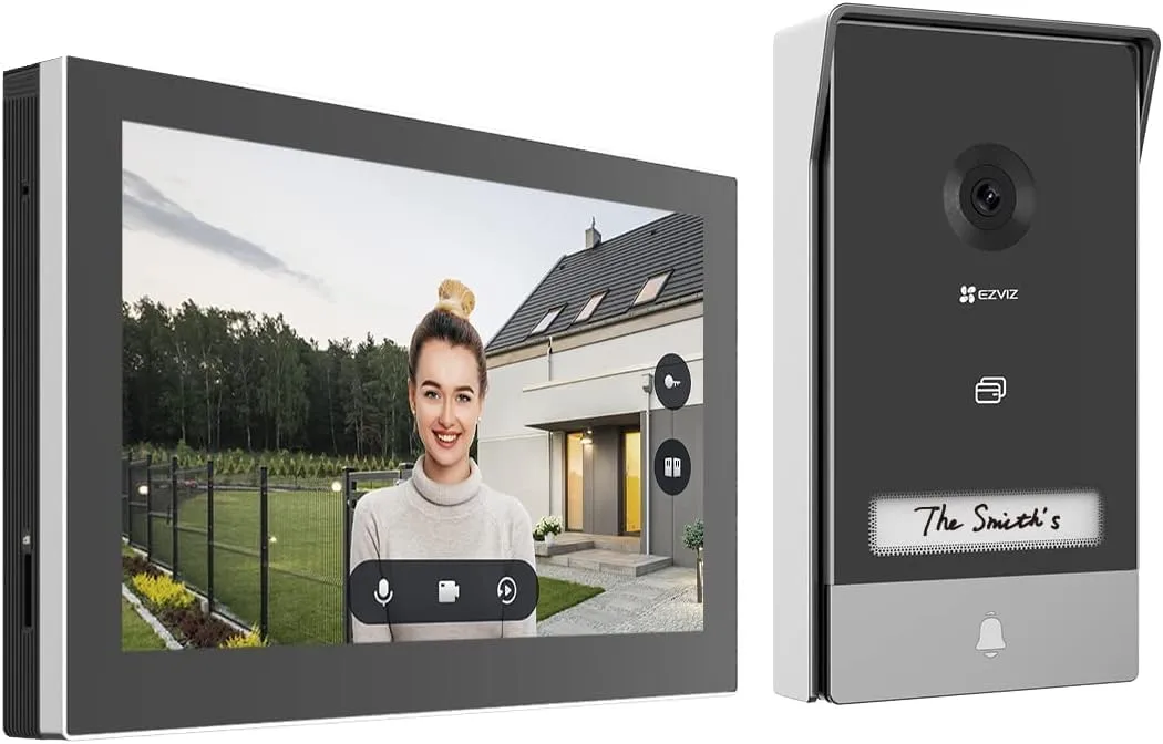 صورة شاaشة إنتركم EZVIZ HP7 7″ تعرض زائرًا أمام باب المنزل