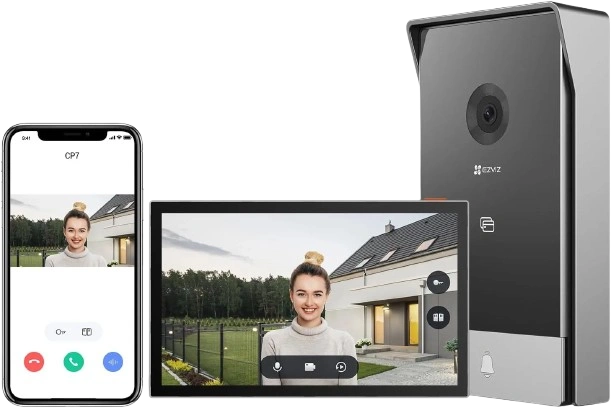 صورة شاaشة إنتركم EZVIZ HP7 7″ تعرض زائرًا أمام باب المنزل