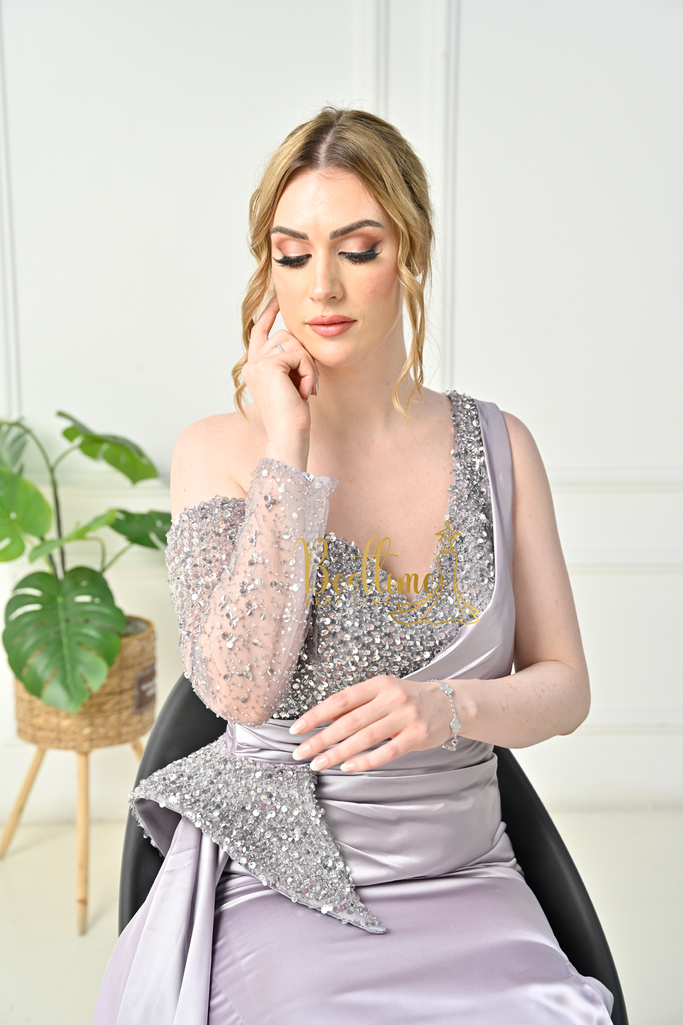  فستان سهره طويل بتطريز على الصدر 