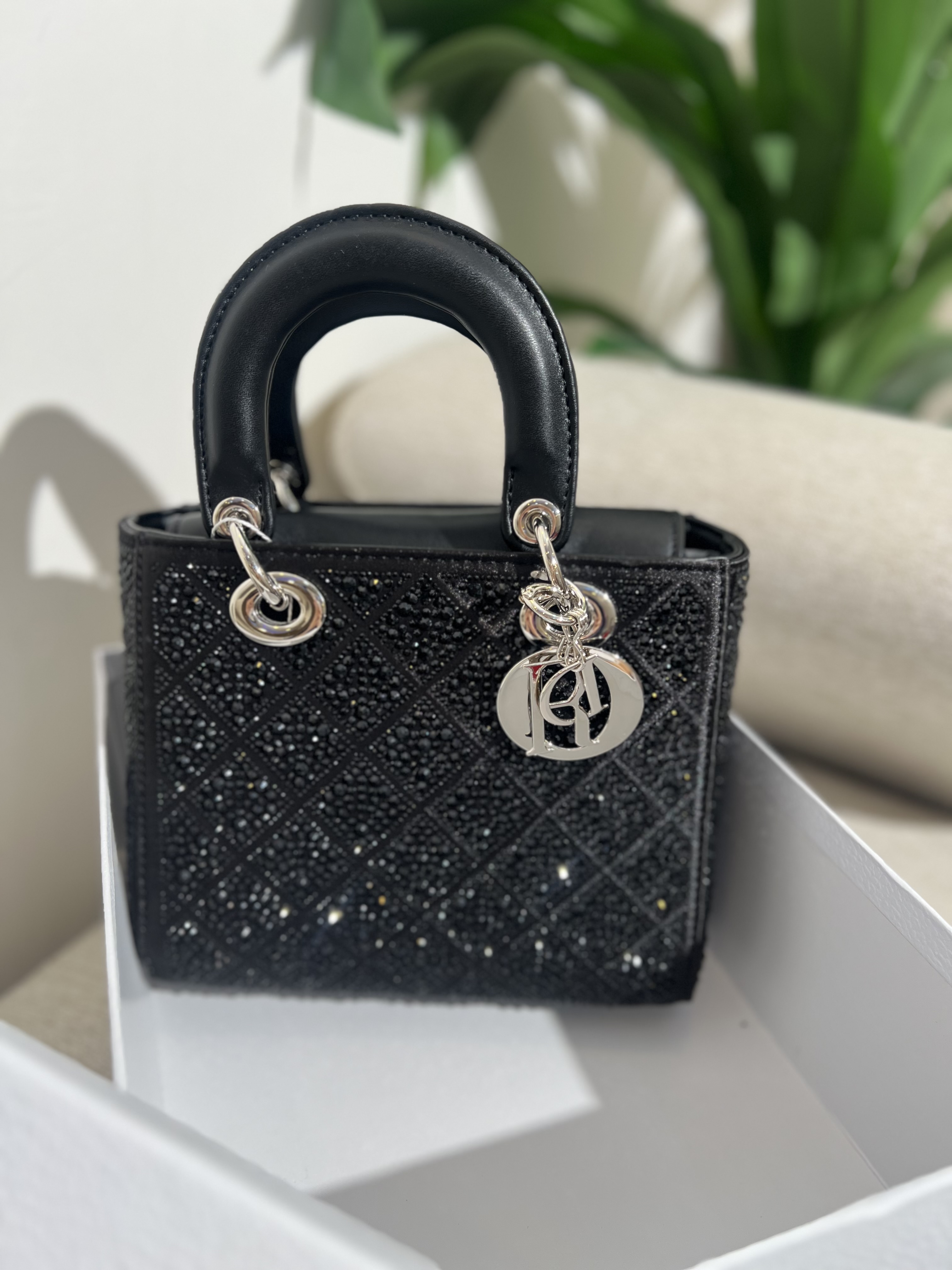  شنطة اسود وسط 