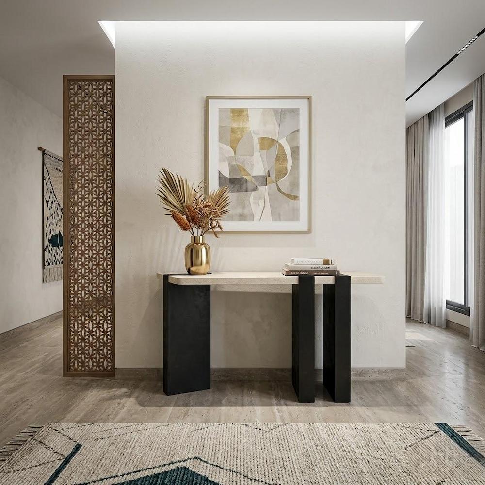  كونسول مدخل حجري فاتح مع قواعد سوداء بتصميم عصري 