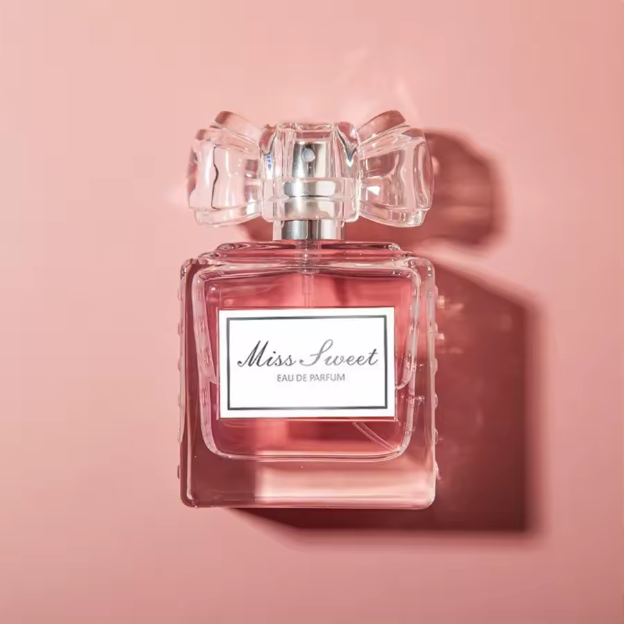عطر يومي نسائي برائحة زهرية وثبات يدوم طويلاً