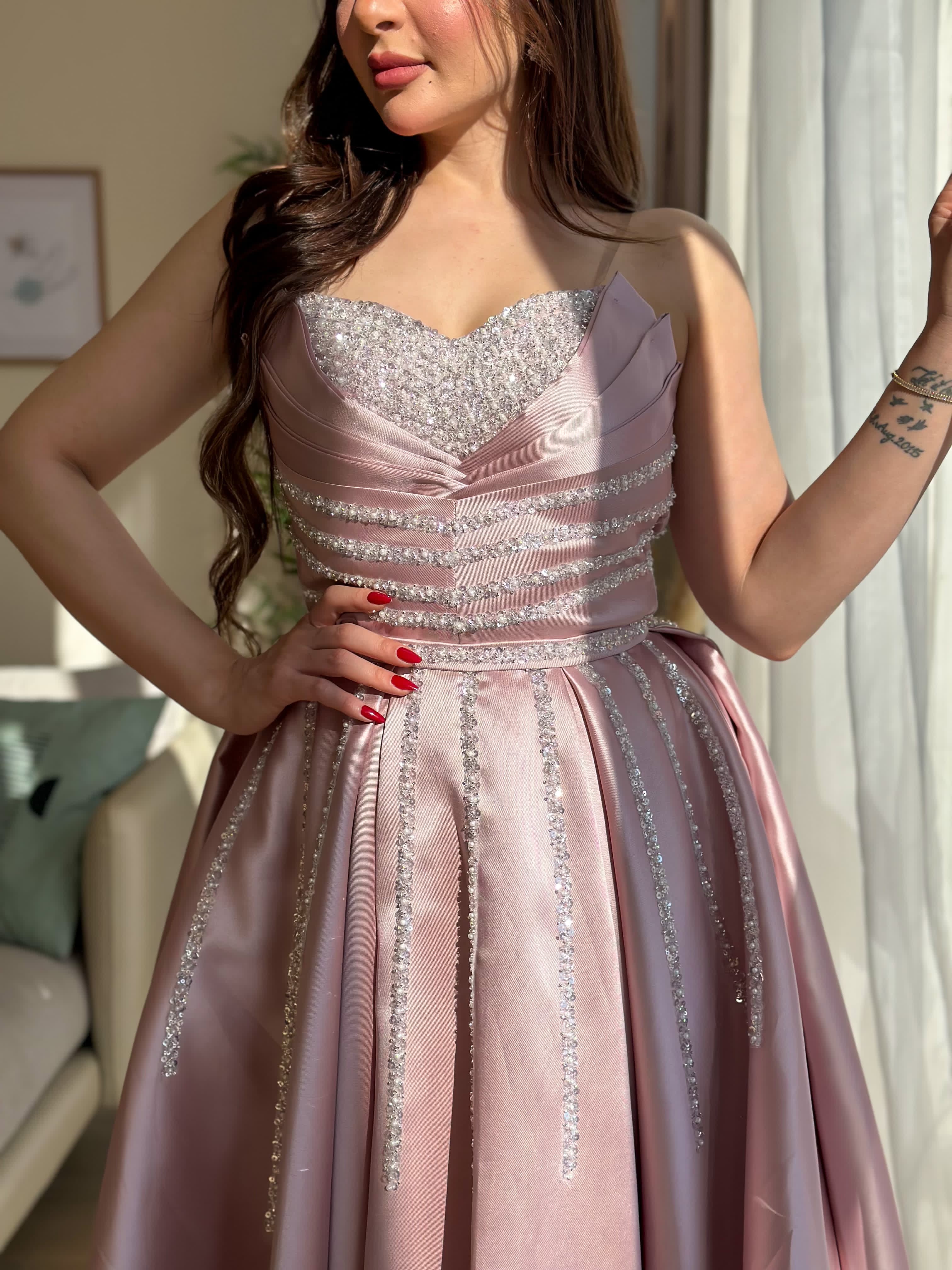  فستان ميكادو لحمي تطريز صدر  