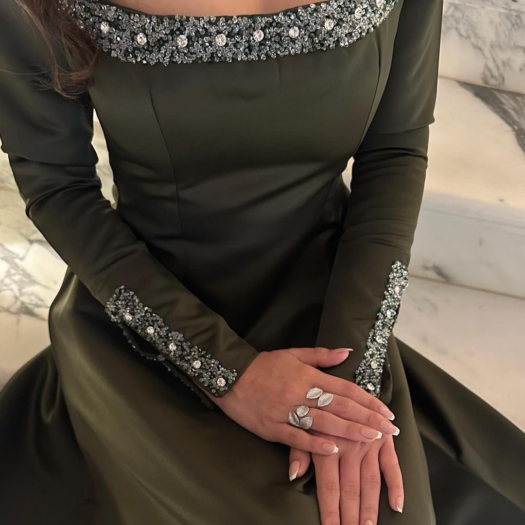  فستان سهرة مزين بالخرز زيتي  