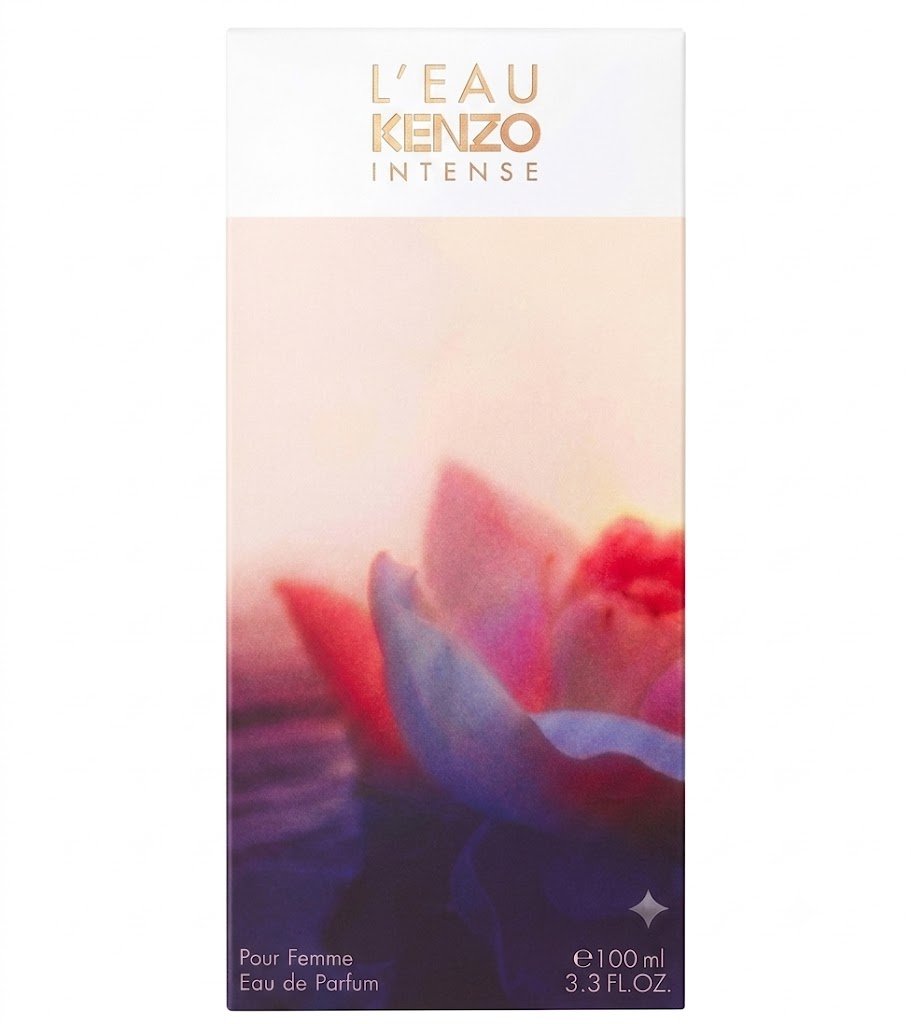 صورة مقربة لعلبة عطر L'EAU KENZO INTENSE POUR FEMME أو دو بارفان ١٠٠ مل مع تصميم زهرة اللوتس.