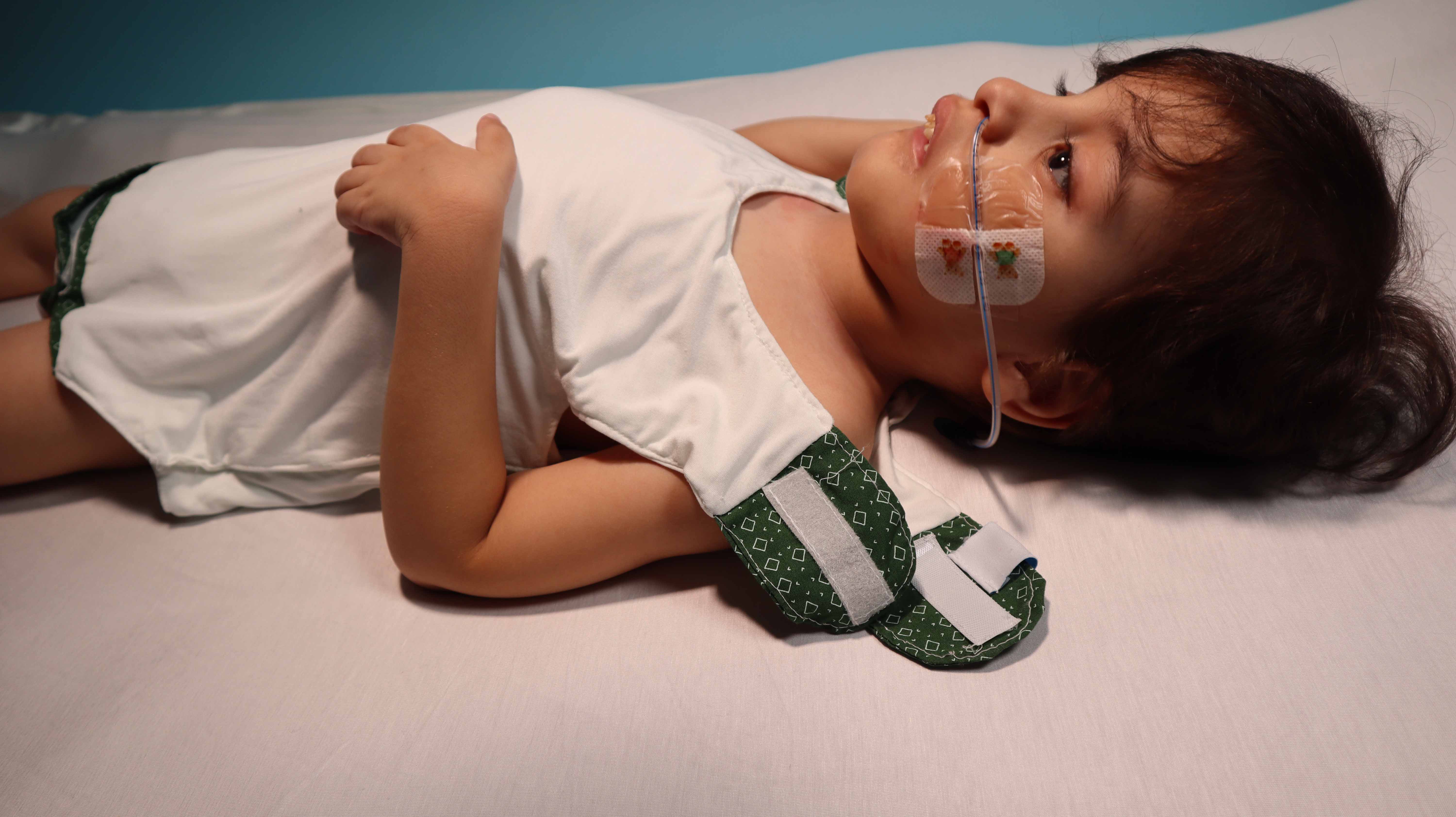 عرض 3 قطع ملابس داخلية مع فتحة أنبوب معدة