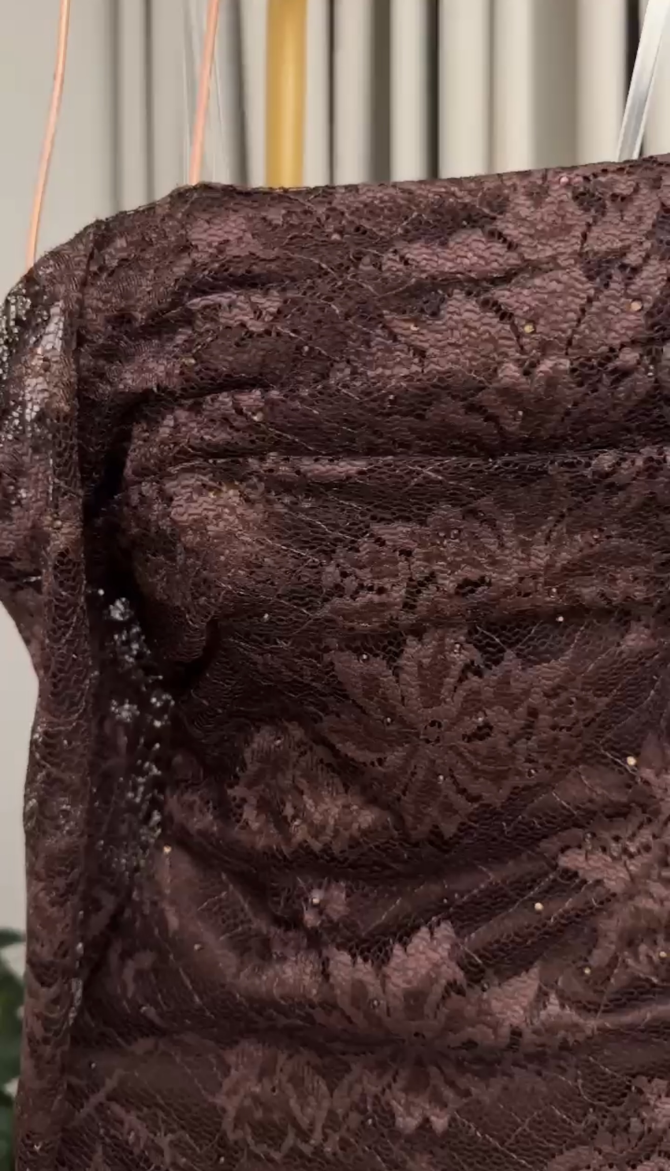 فستان دانتيل باللون الجلاكسي