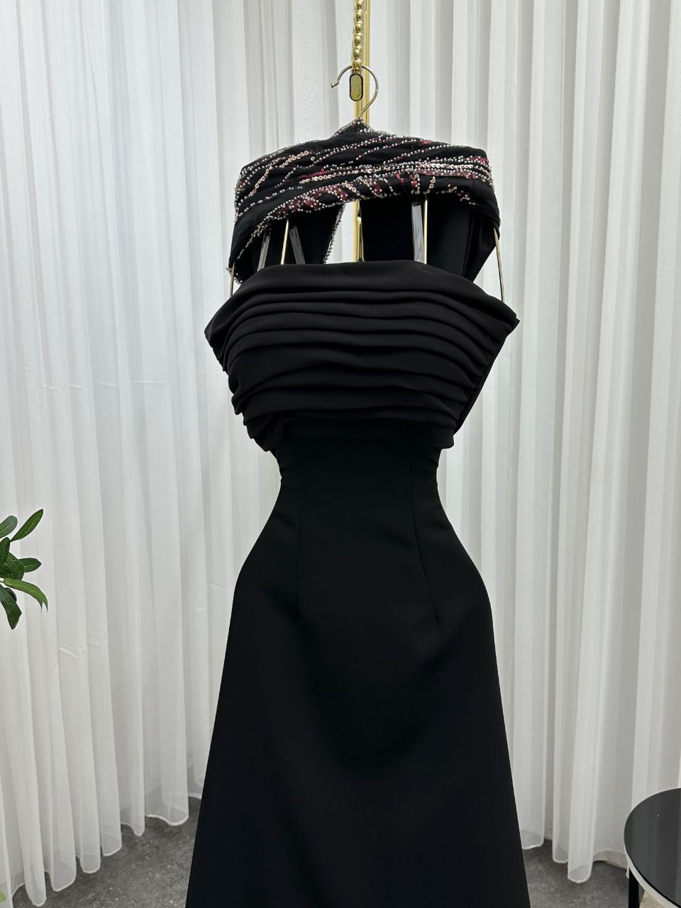 فستان سهرة على شال خرافي 