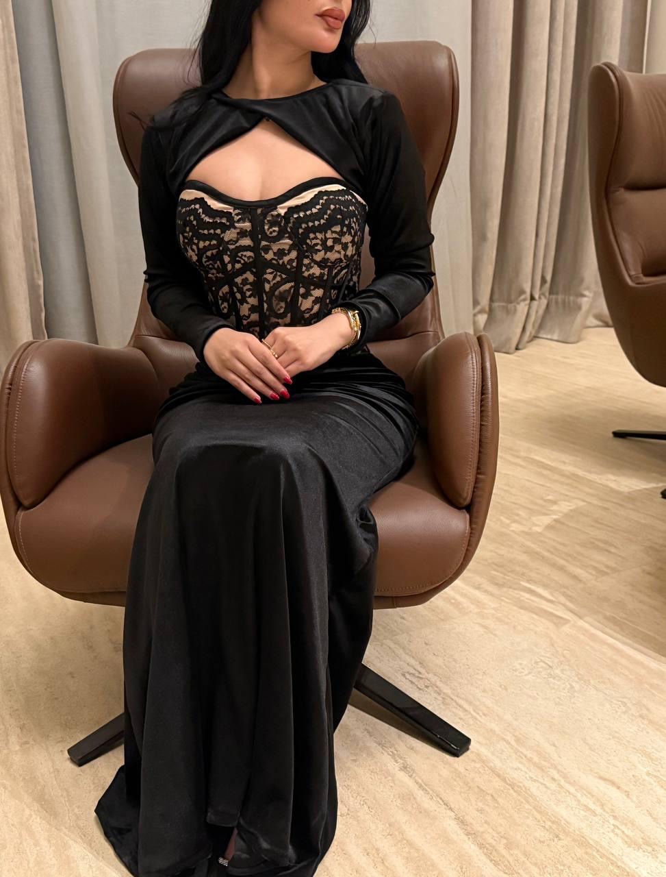 فستان سهرة شتوي مزيج بين الدانتيل والمخمل