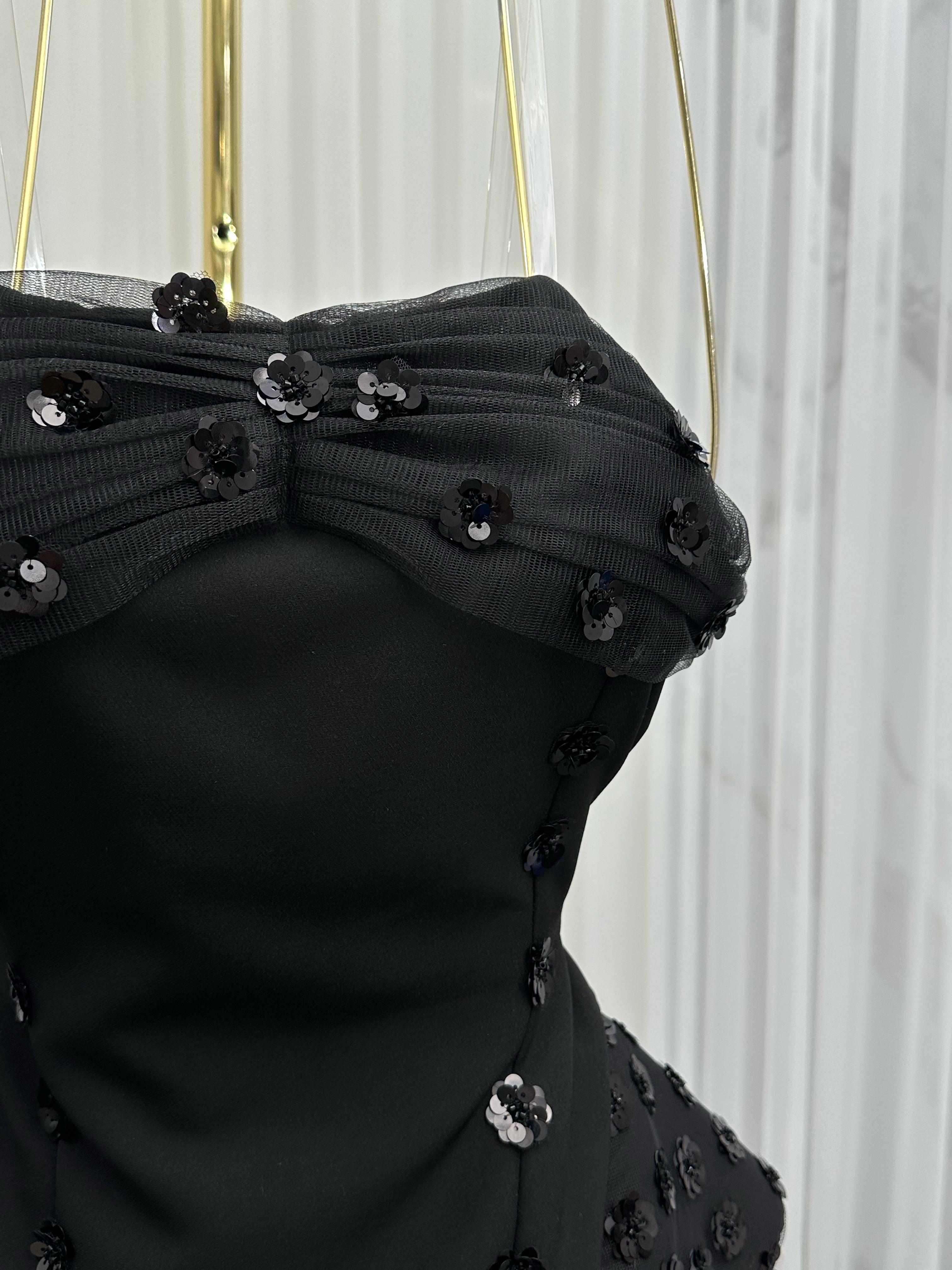 فستان سهرة اسود على تل ترتر
