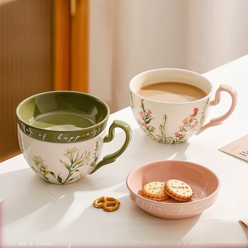 كوب شاي سيراميك مزخرف بزهور وردية وأخضر