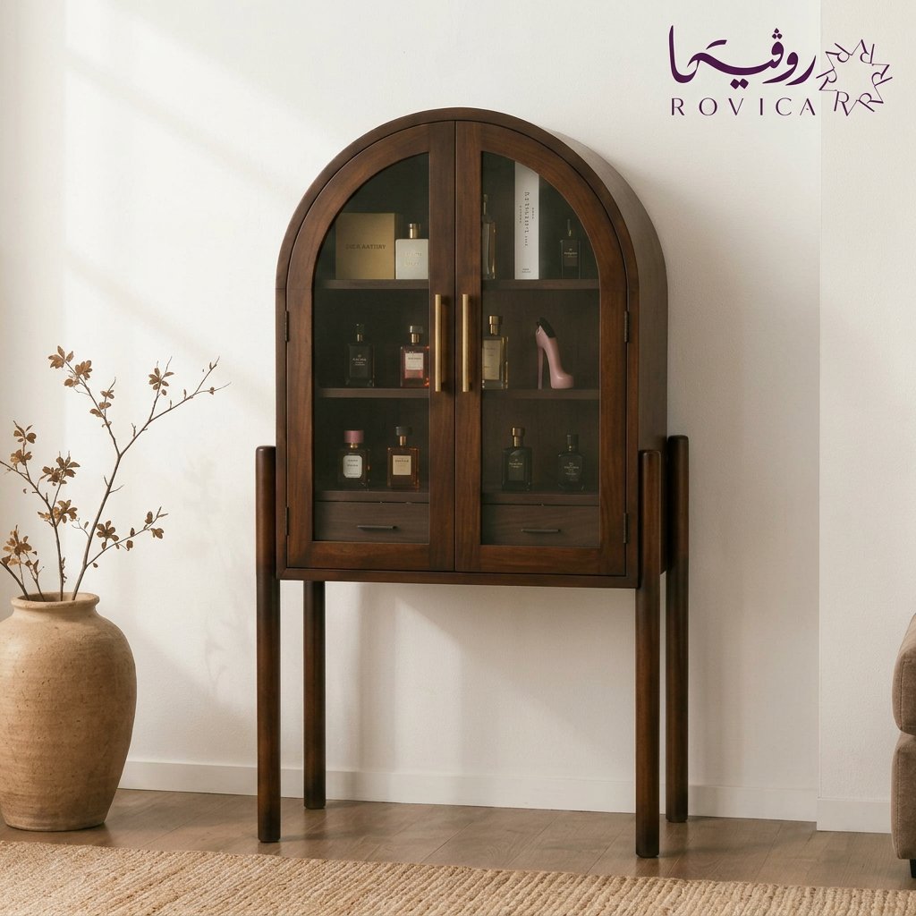خزانة عرض خشبية مقوسة من Rovica داخل غرفة معيشة راقية.