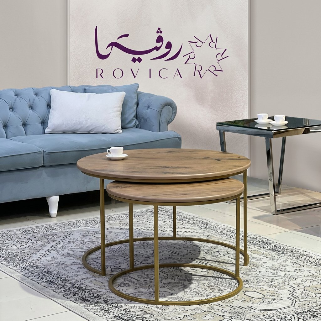 طقم طاولتين وسط خشب مع قاعدة ذهبية داخل غرفة معيشة أنيقة