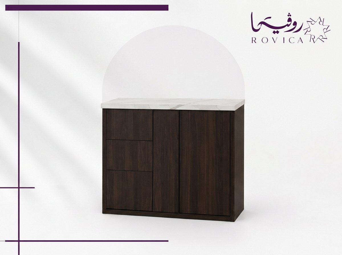 ركن قهوة وبوفيه خشبي بني بسطح رخامي أبيض من Rovica بخلية بيضاء.