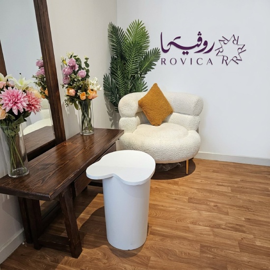 طاولة خدمة جانبية خشبية بشكل قلب