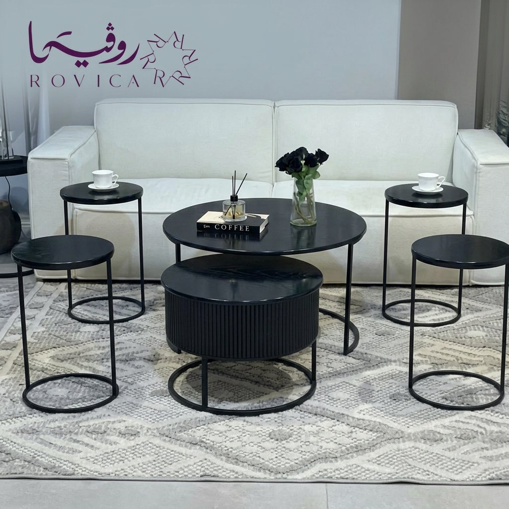 طقم طاولات أسود داخل غرفة المعيشة