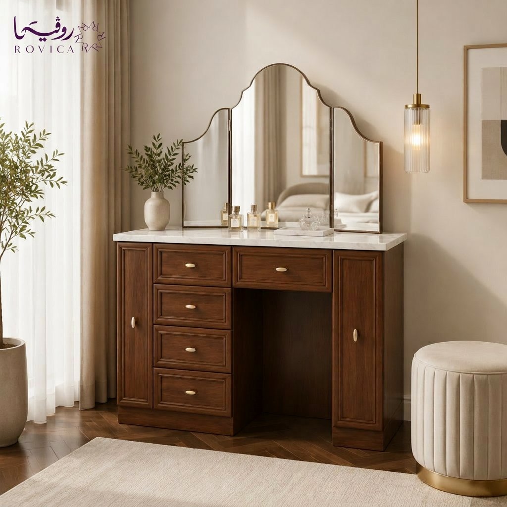 طاولة تسريحة بنية من Rovica داخل غرفة نوم فاخرة بتصميم كلاسيكي أنيق.
