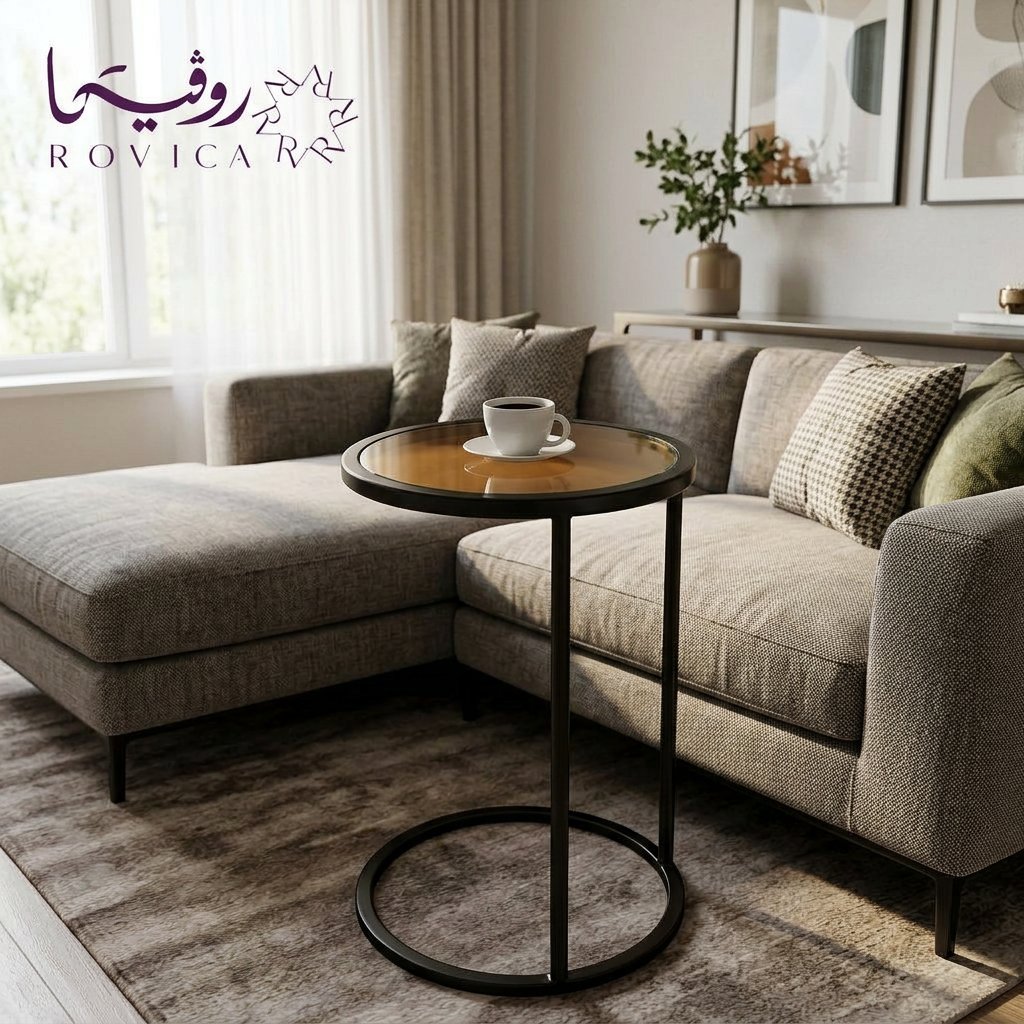 طاولة خدمة حديد بسطح زجاج عسلي داخل غرفة معيشة مودرن من Rovica