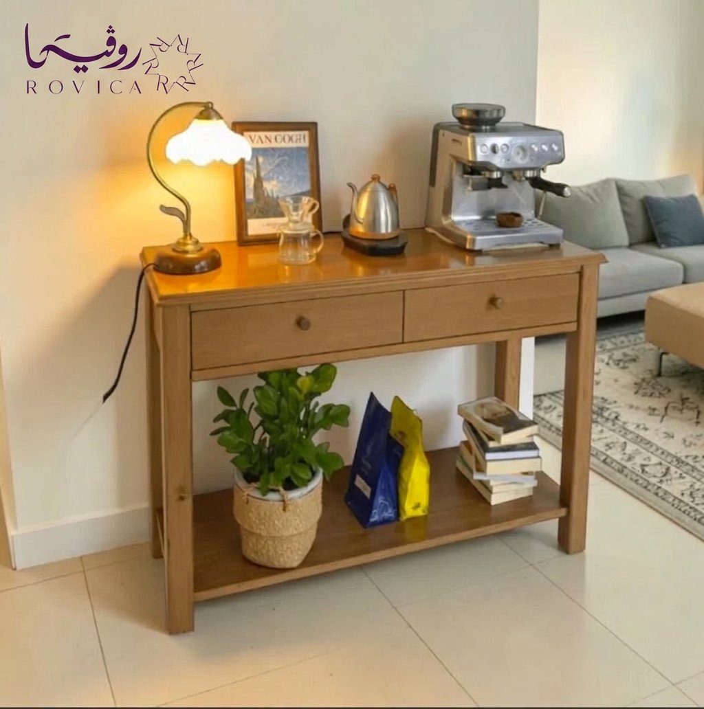 طاولة مدخل خشب طبيعي داخل غرفة مودرن بإضاءة دافئة