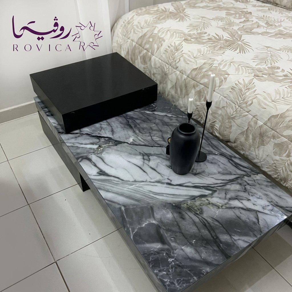طاولة وسط خشب سنديان بسطح بديل رخام داخل غرفة النوم 