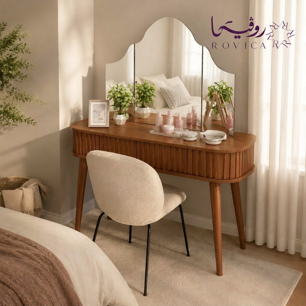 تسريحة كلاسيك خشب فاتح من Rovica بتصميم أنيق لغرفة النوم.