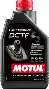 عبوة سوداء لزيت موتول High-Torque DCTF مع غطاء أحمر وملصق يظهر مقبض ناقل حركة رياضي.