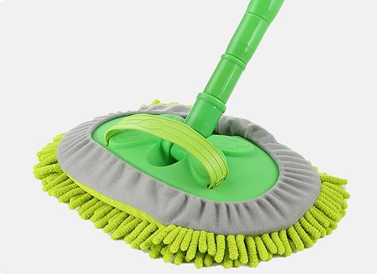 Using VOLTT car wash mop to clean windshield