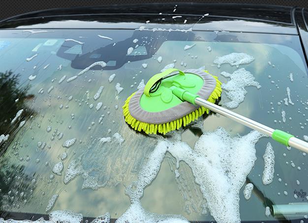 Using VOLTT car wash mop to clean windshield