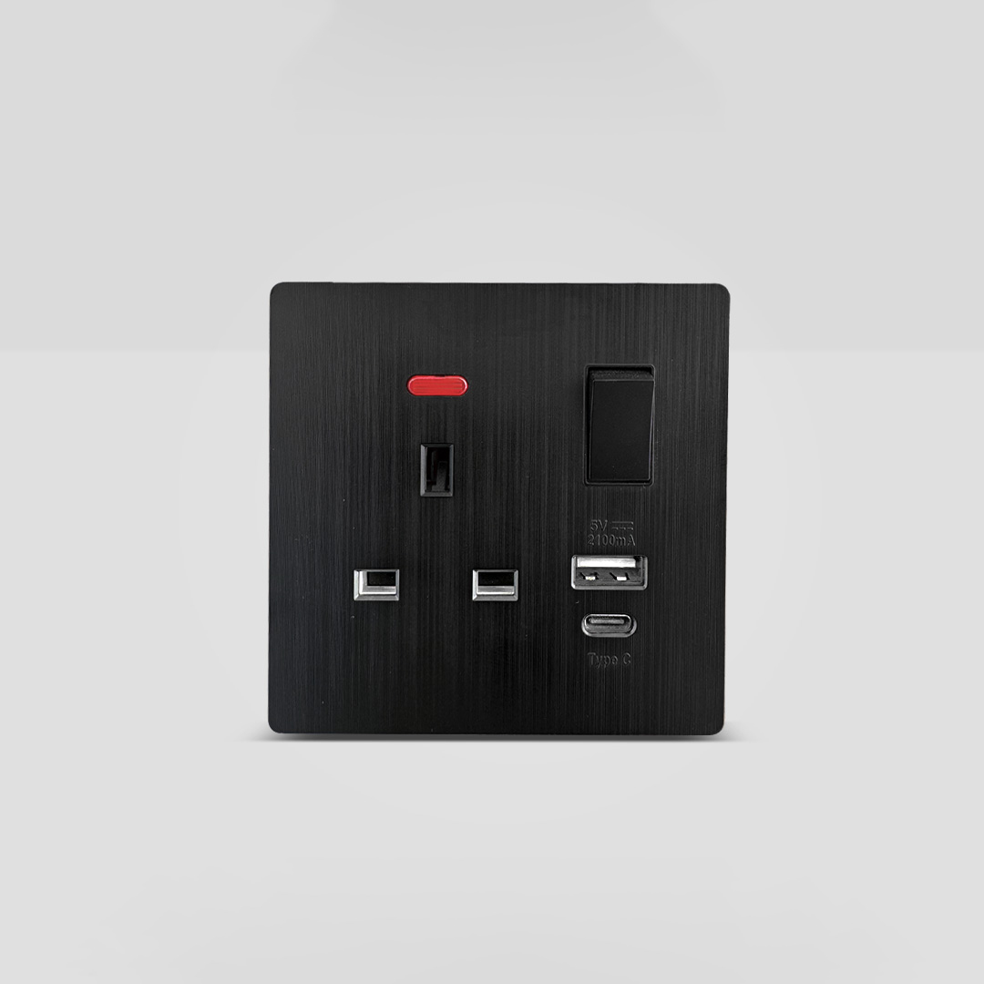  فيش كهرباء ثلاثي 13 امبير مع منفذ USB+Type C باللون الاسود فيكتوري شامبين 