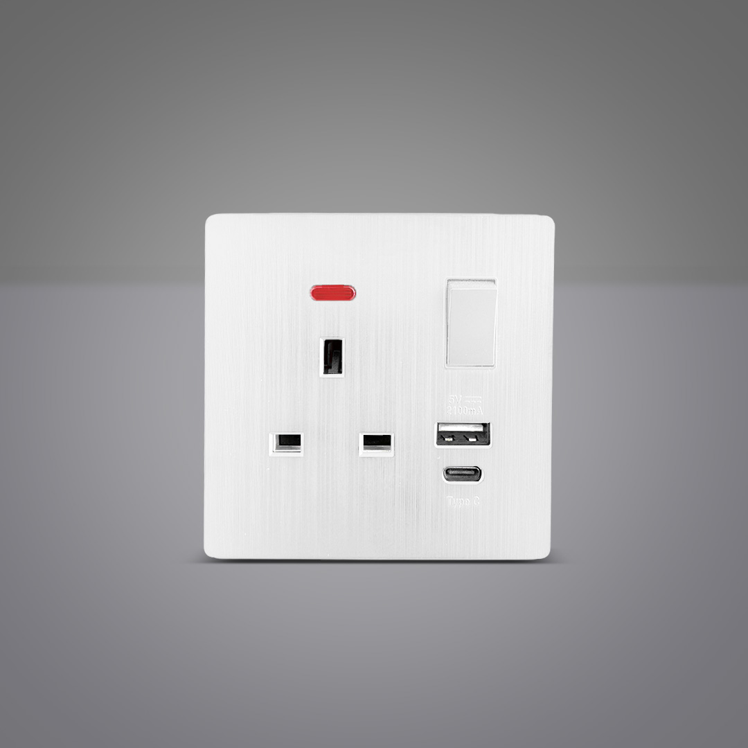  فيش ثلاثي 13 امبير مع منفذ USB+Type C باللون الأبيض فيكتوري 