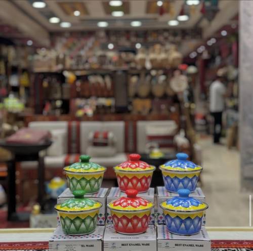 قدر غضار مع غطاء