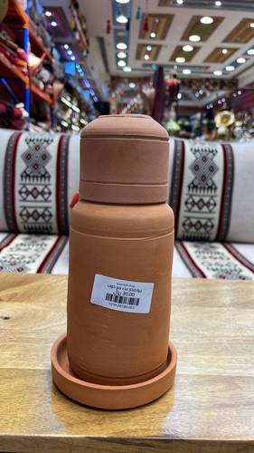 جرة فخار مع كوب