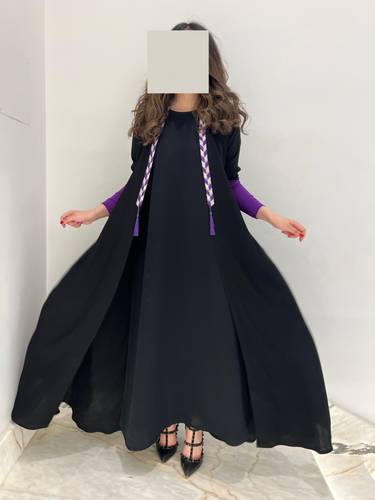 عباية أسود كلفة بنفسجي أكمام بنفسجي