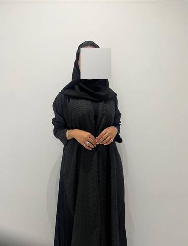عباية أسود جورجيت مع كسرات بالجوانب