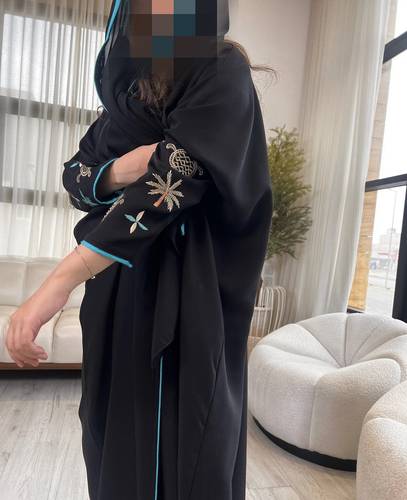 عباية كريب أكمام مطرزة
