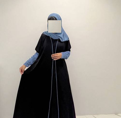 عباية كريب بأكمام ستريتش أسود مع سماوي غامق