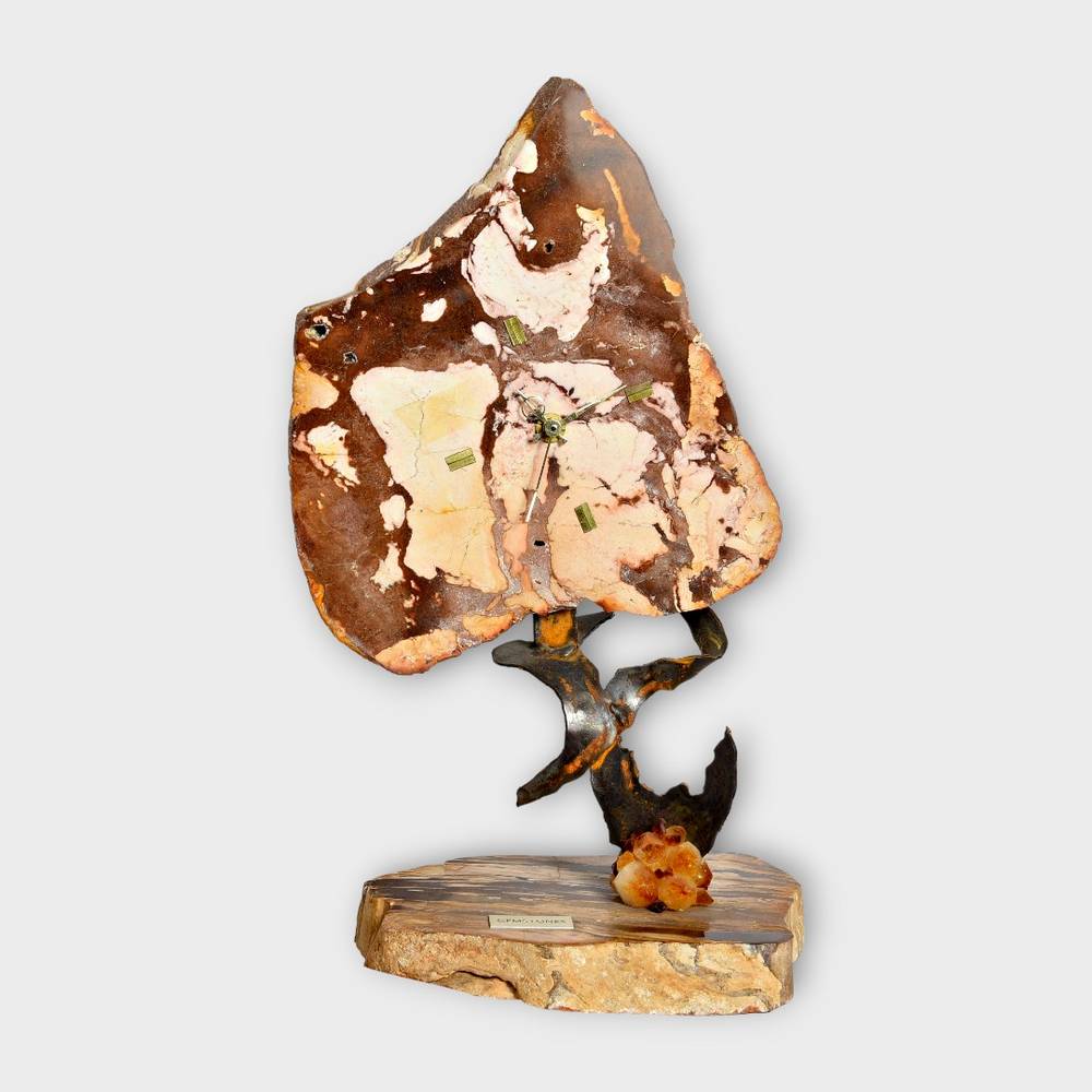 ساعة باحجار متنوعة