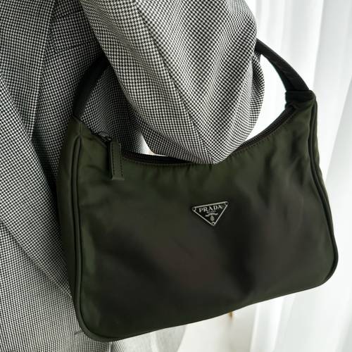 حقيبة فنتج ماركة Prada من ٢٠٠٣م