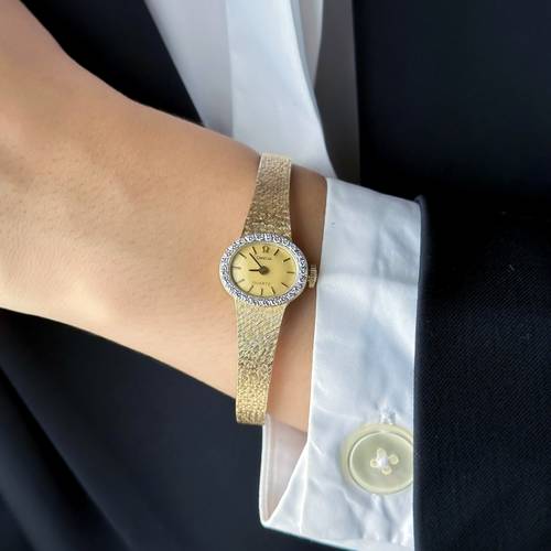  ساعة عتيقة ذهبية فاخرة ماركة Omega من ١٩٨٠م